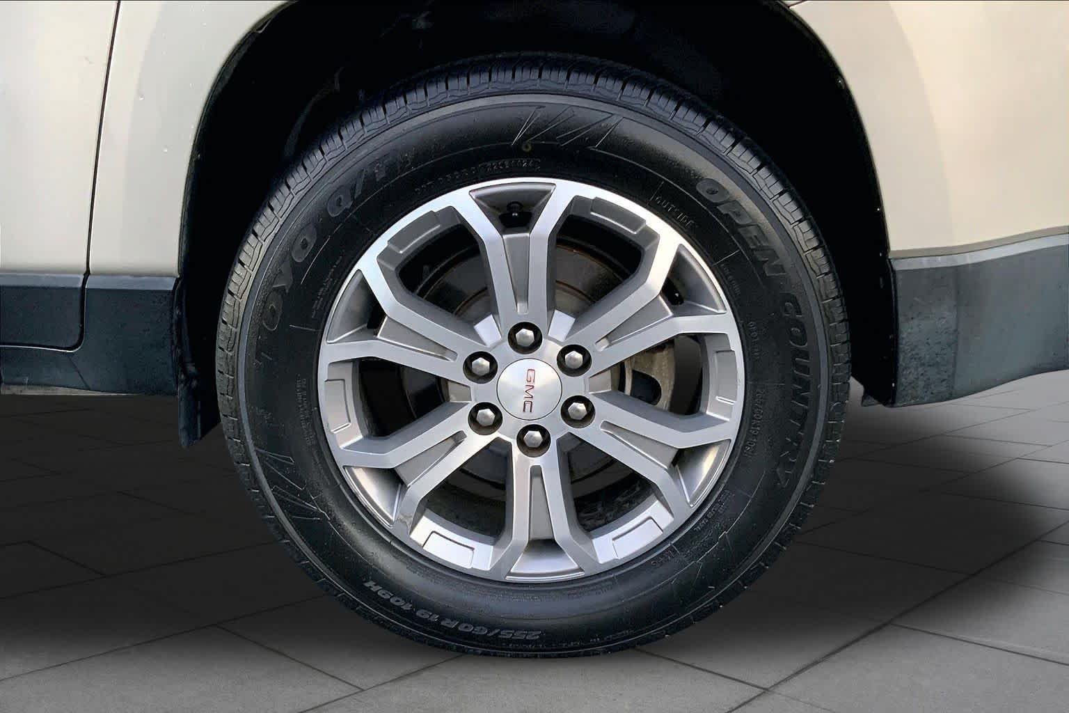 Used 2014 Champagne Silver Metallic GMC SLT image 9