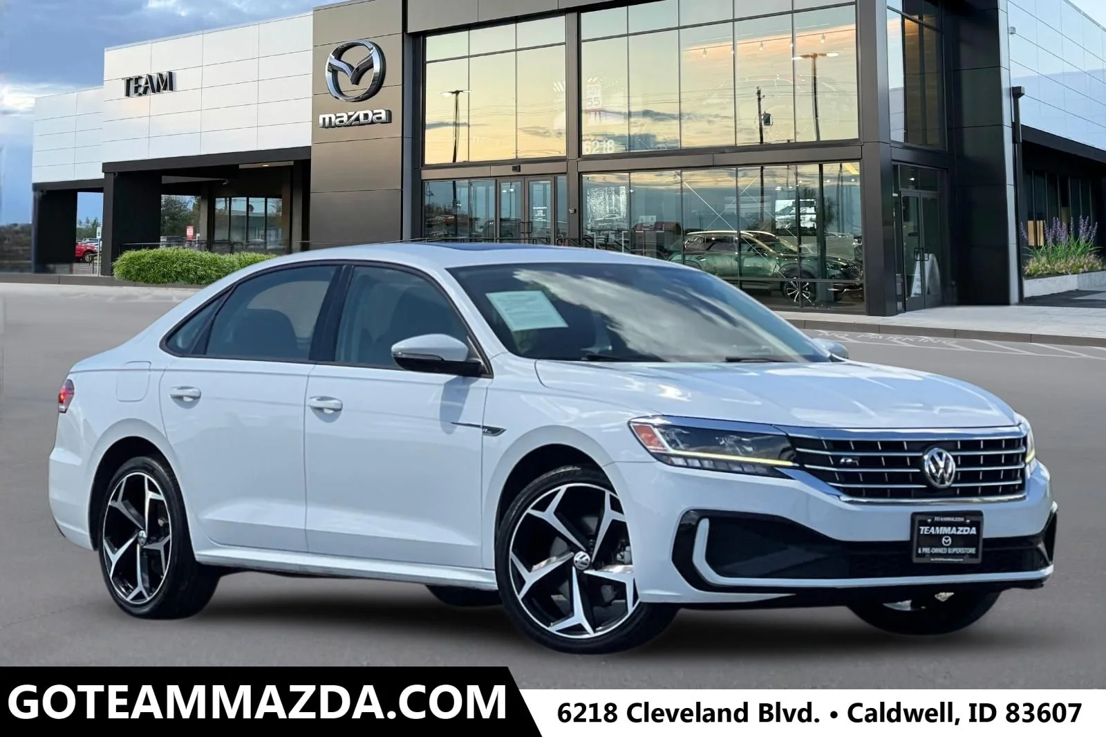 2020 Volkswagen Passat 2.0T R-Line Auto's photo