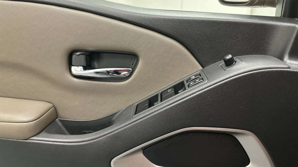 Used 2022 Gray Nissan SV image 18