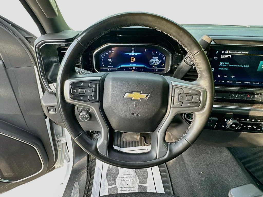 Used 2025 Summit White Chevrolet LT image 11