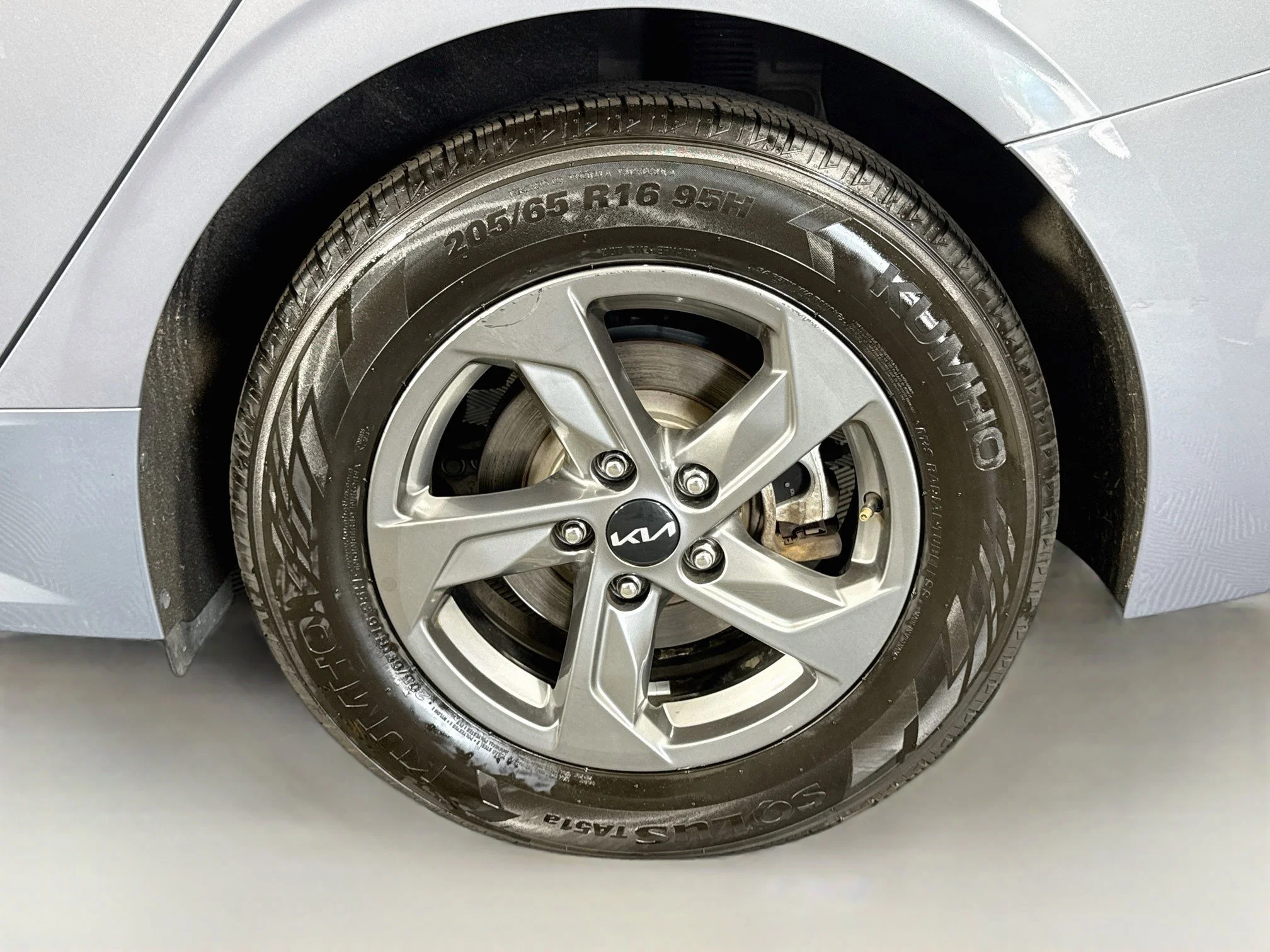 Used 2023 Everlasting Silver Kia LXS image 33