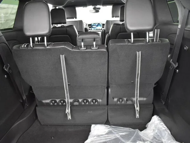 2026 Chrysler Pacifica Select - Photo 12