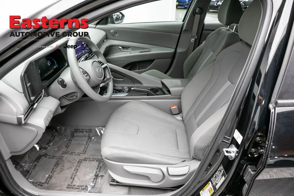 Used 2025 Black Hyundai SE image 14