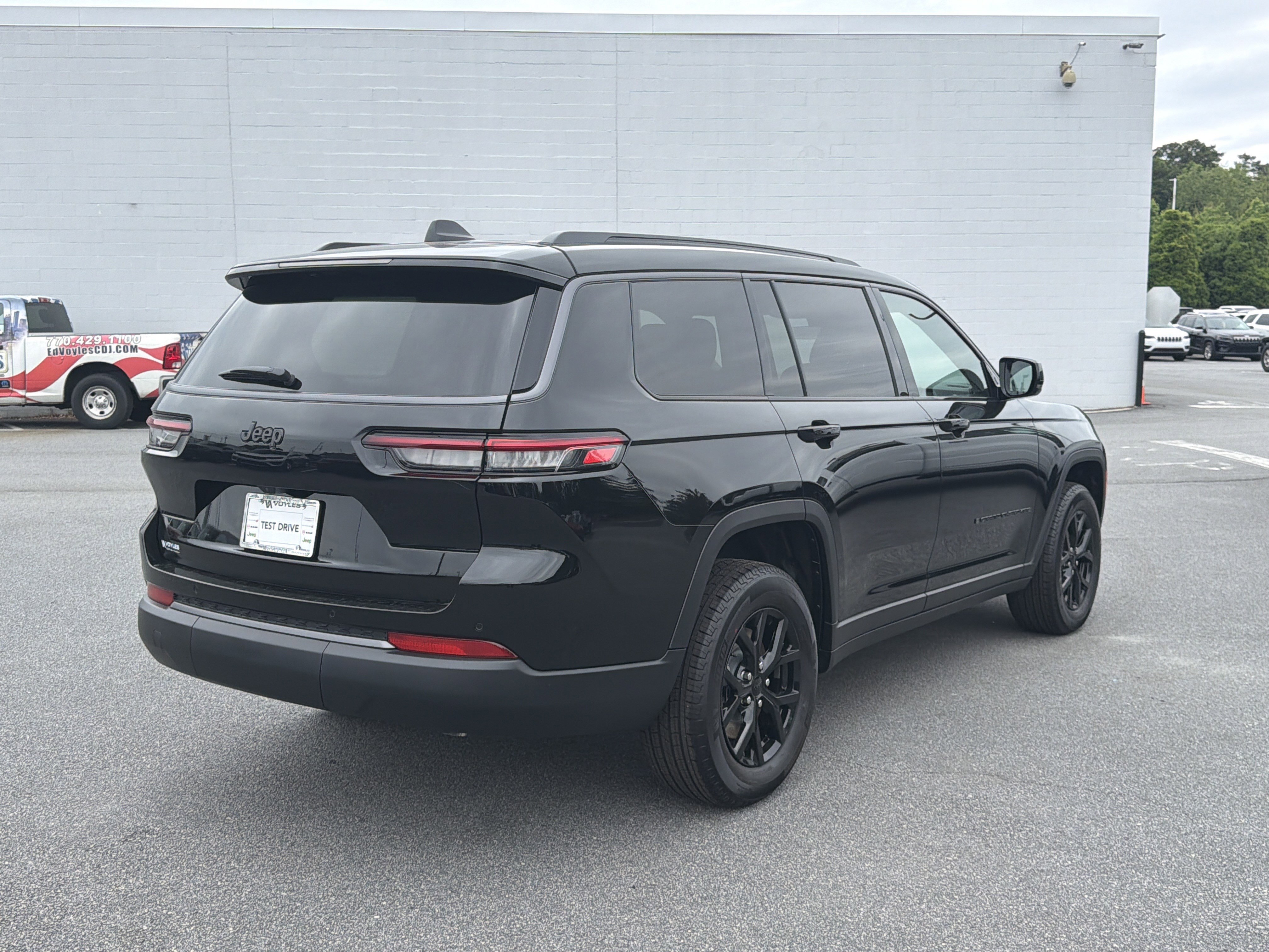 New 2026 Diamond Black Crystal Pearl-Coat Exterior Paint Jeep Altitude image 8
