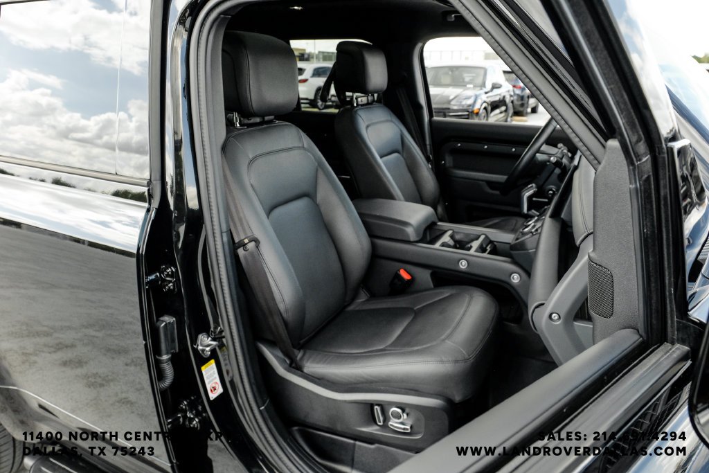 Used 2025 Black Land Rover X-Dynamic SE image 43