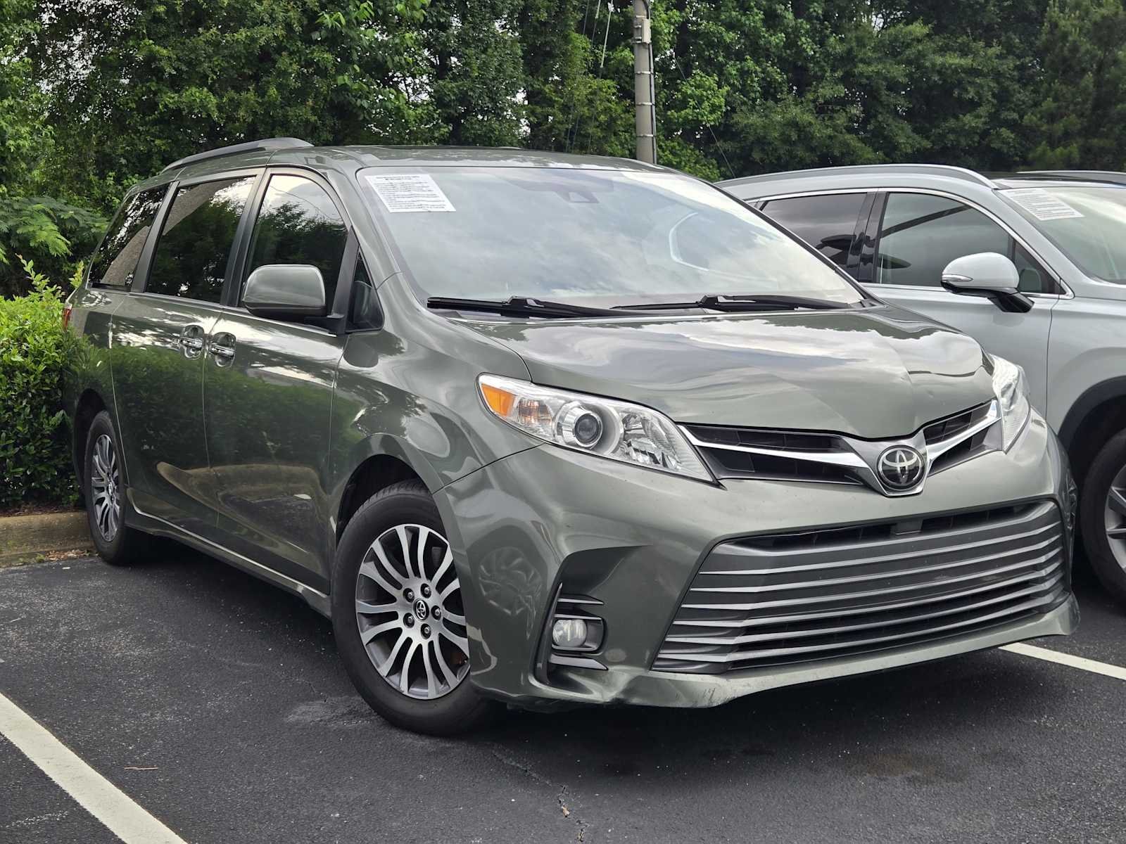 2018 Toyota Sienna XLE V6 8-Passenger's photo