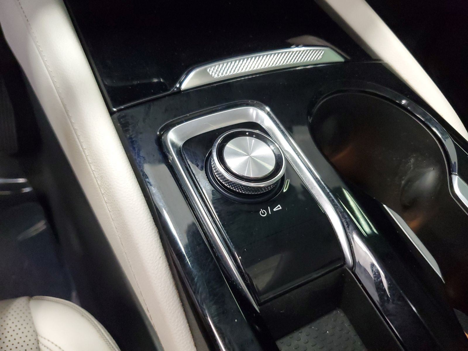 Used 2024 White Buick Avenir image 31
