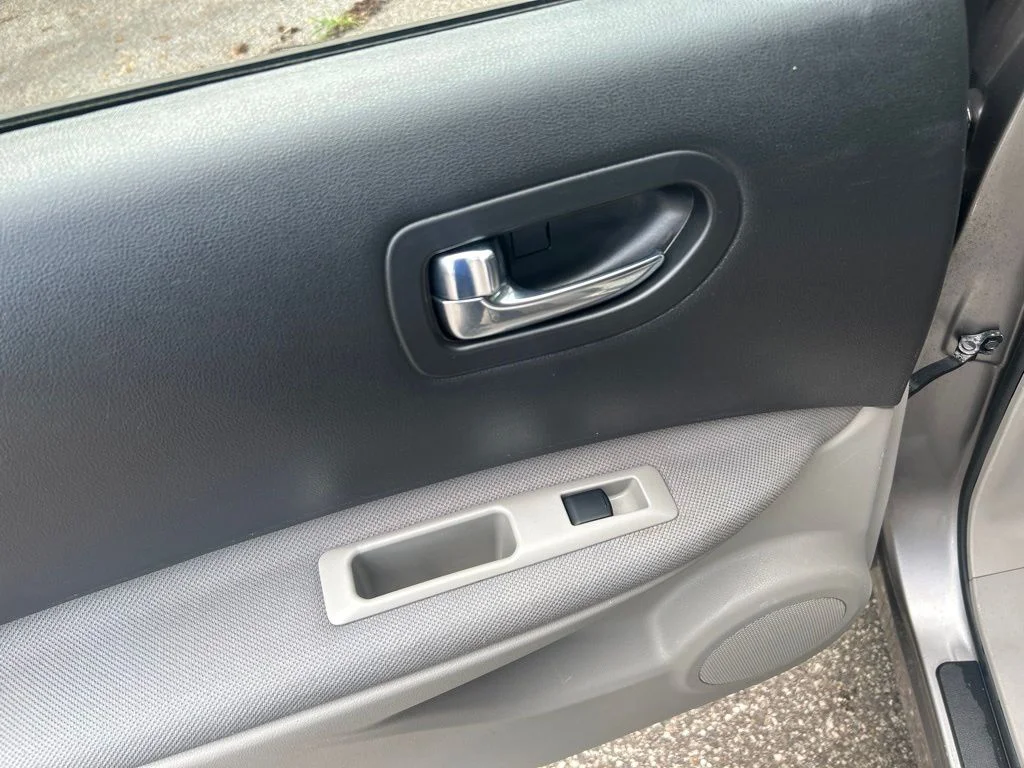 Used 2015 Gray Nissan S image 25