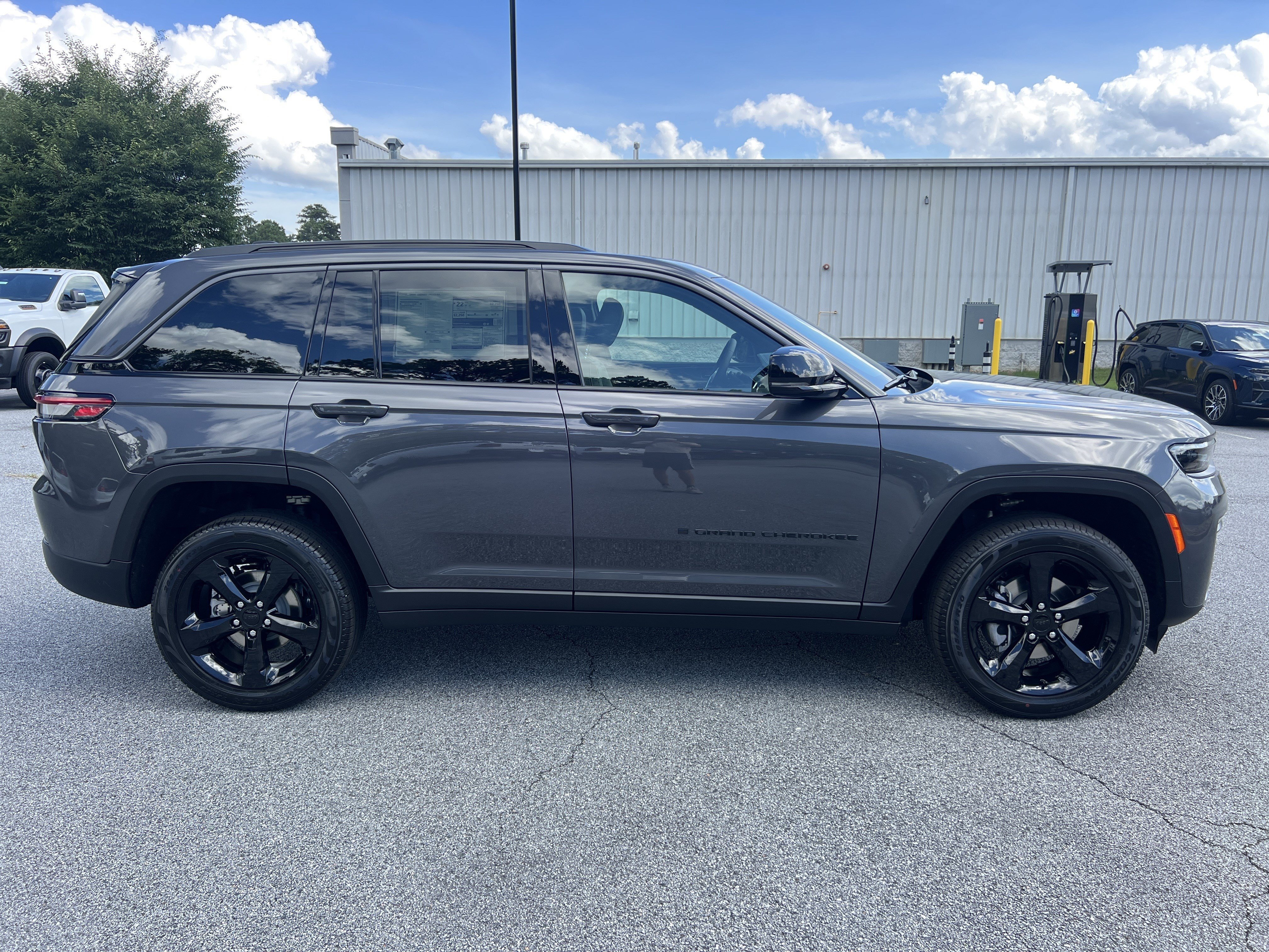 New 2026 Baltic Gray Metallic Clear-Coat Exterior Paint Jeep Limited image 9