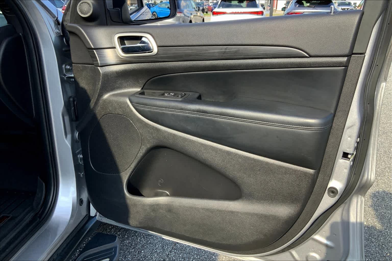 Certified Used 2021 Billet Silver Clearcoat Metallic Jeep Laredo E image 22