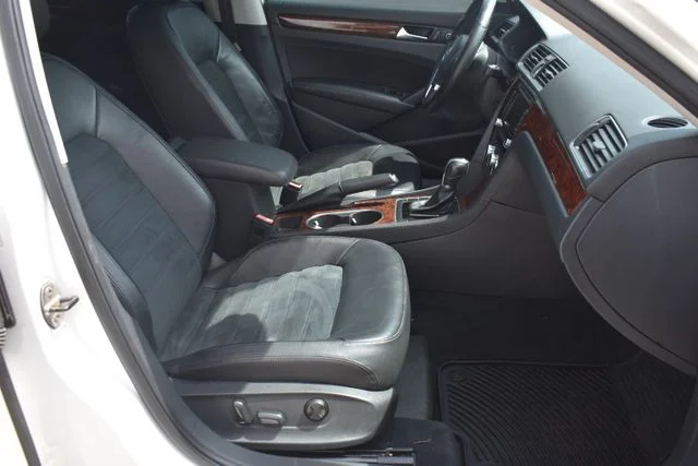 Used 2013 White Volkswagen TDI SEL Premium image 19