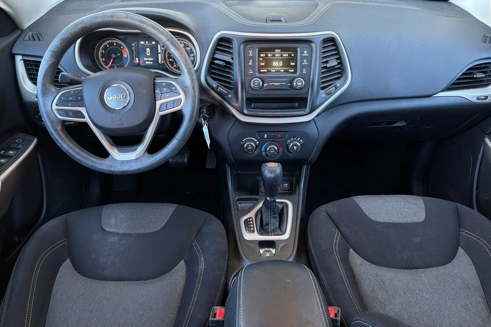Used 2018 Silver Jeep Latitude image 15