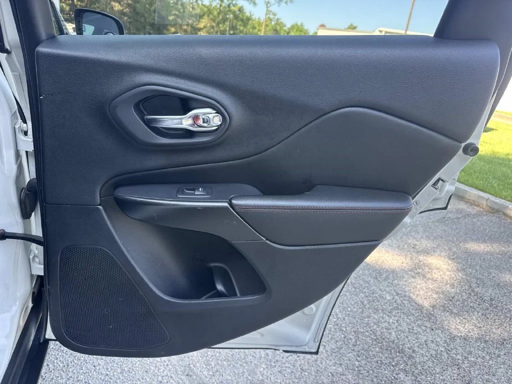 Used 2019 Pearl White Pearlcoat Jeep Trailhawk image 20