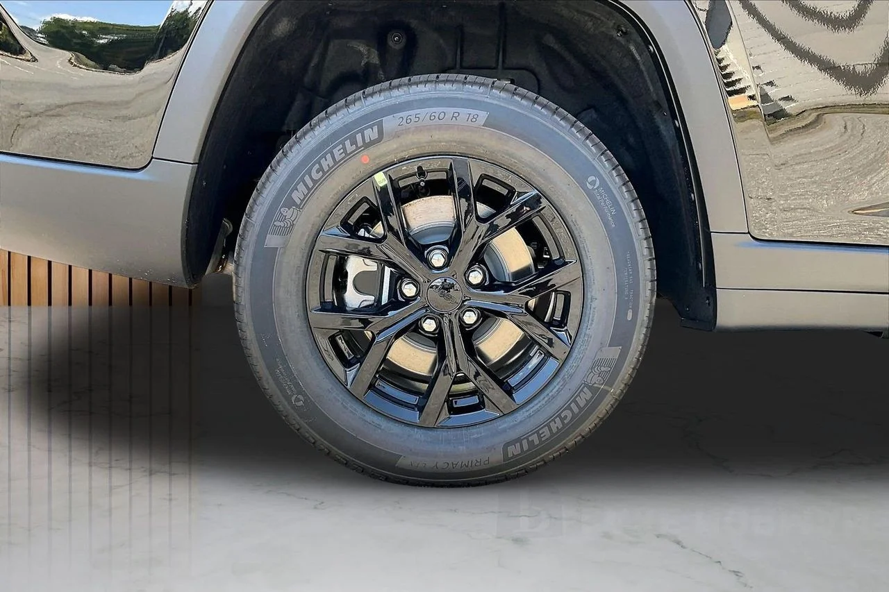 New 2026 Diamond Black Crystal Pearl-Coat Exterior Paint Jeep Altitude image 36