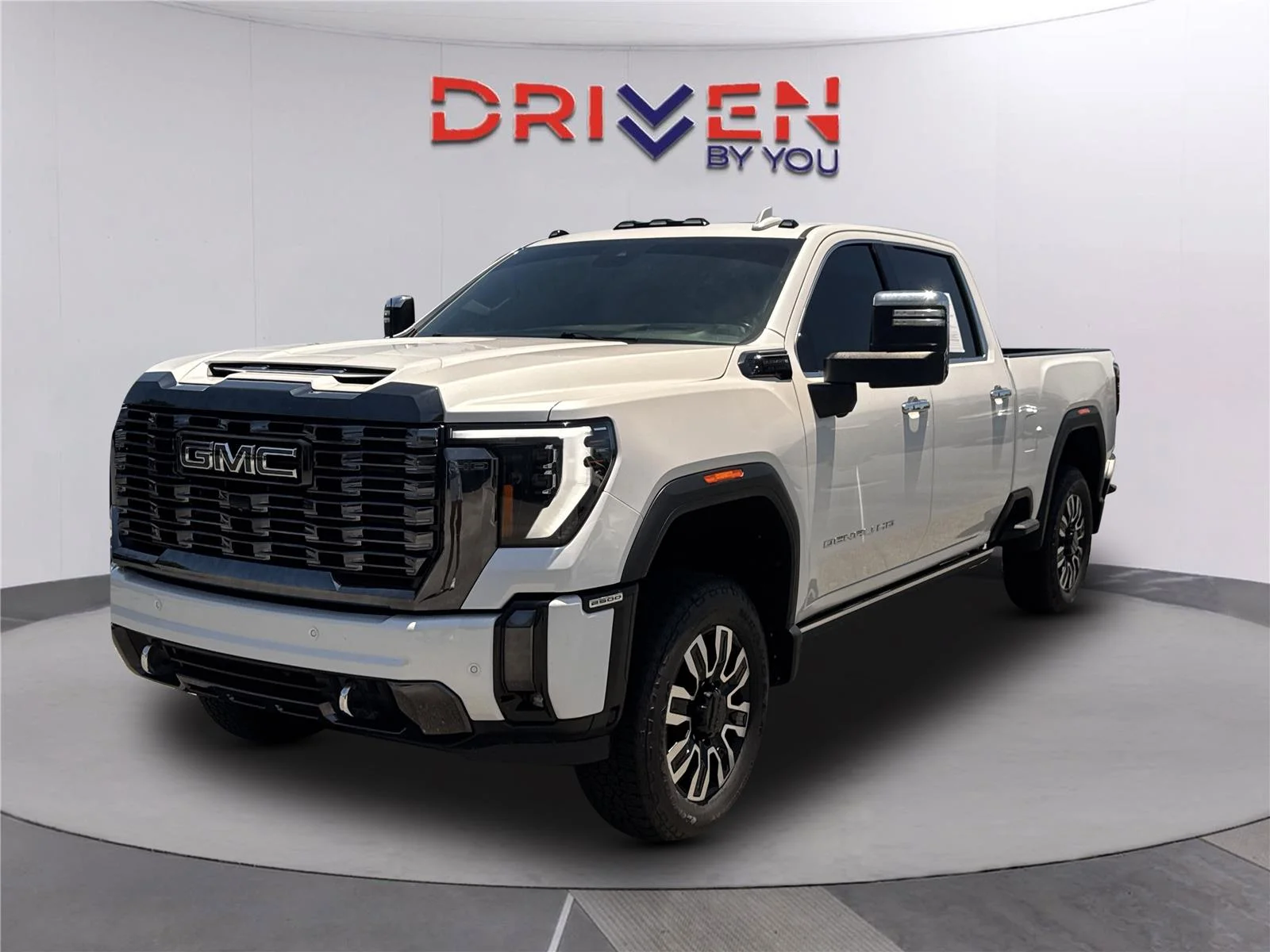 Used 2024 White Frost Tricoat GMC Denali Ultimate image 8