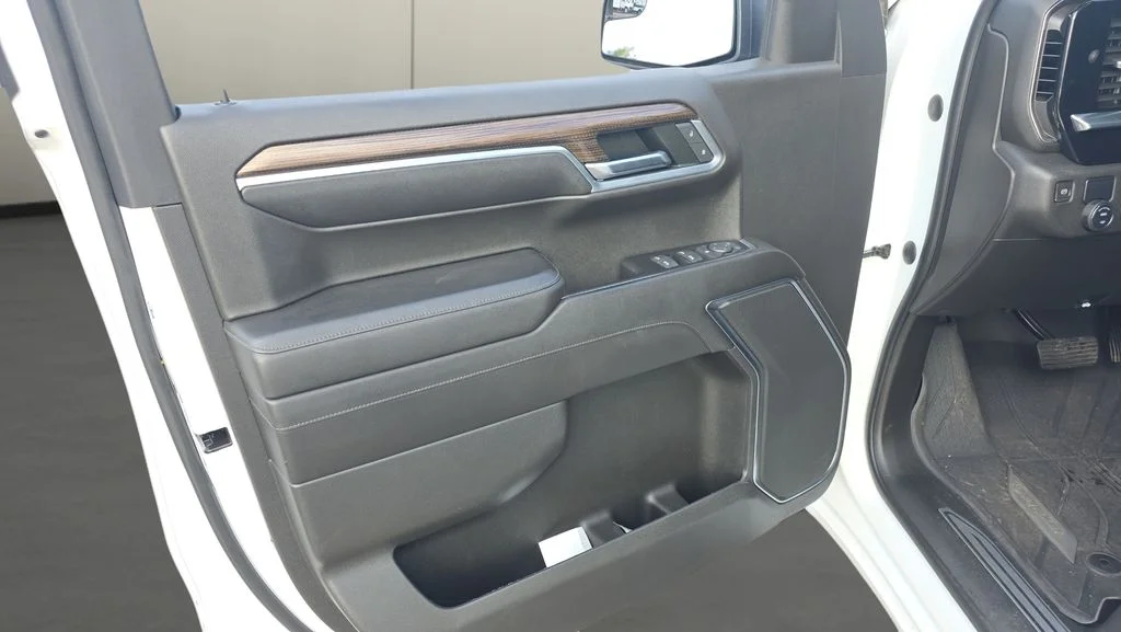 Used 2022 White Chevrolet LT image 17