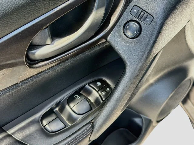 Used 2019 Black Nissan S image 17