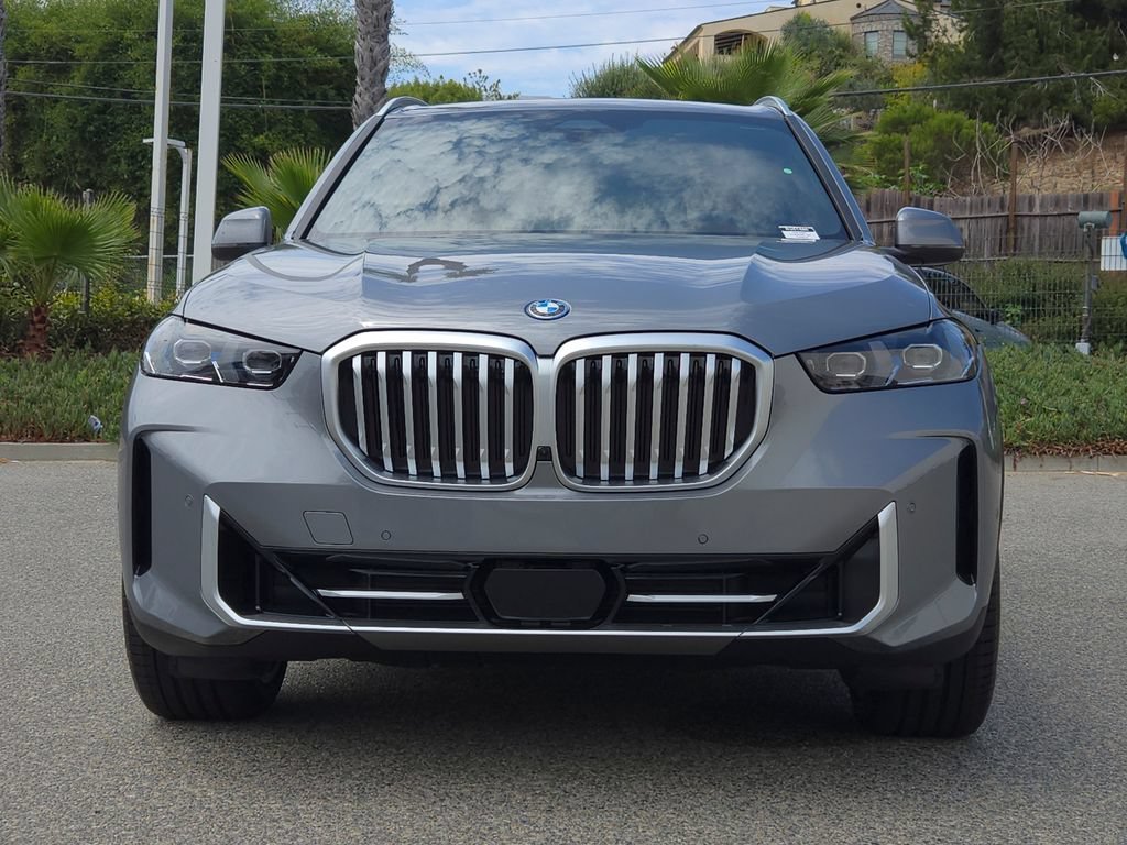 New 2026 Skyscraper Grey Metallic BMW xDrive50e image 2