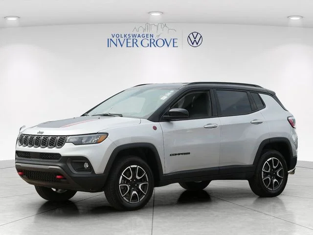 Used 2024 Silver Jeep Trailhawk image 3