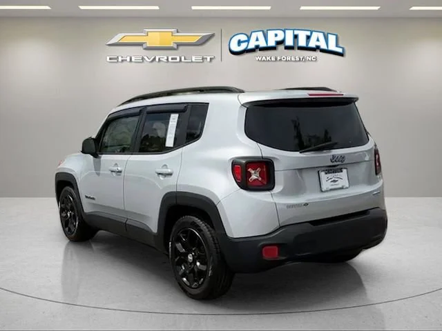 Used 2015 Silver Jeep Latitude image 3