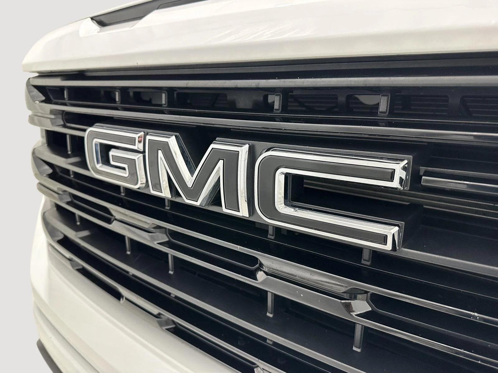 Used 2024 Summit White GMC Elevation image 29