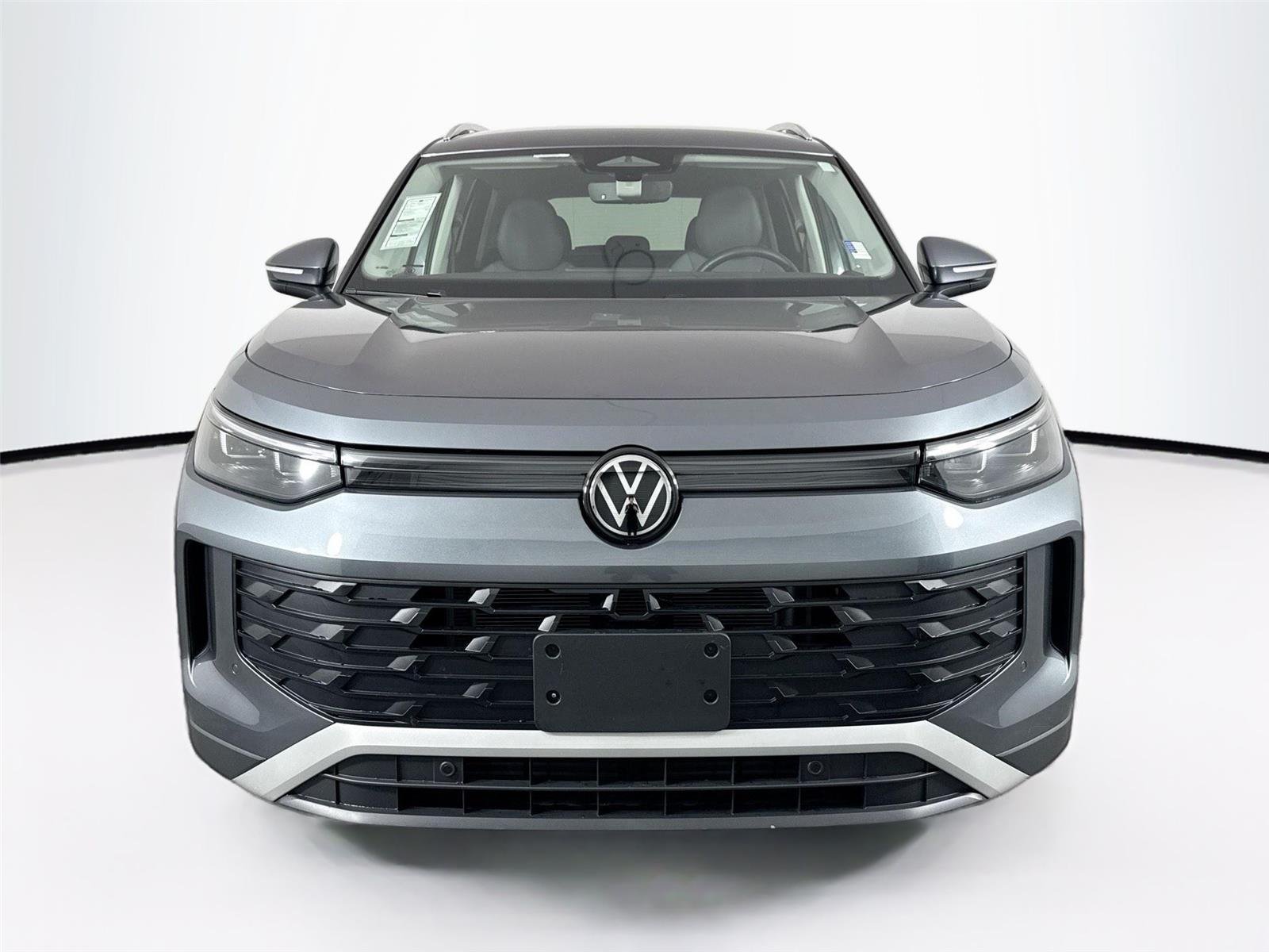Used 2025 Platinum Gray Metallic Volkswagen SE image 8