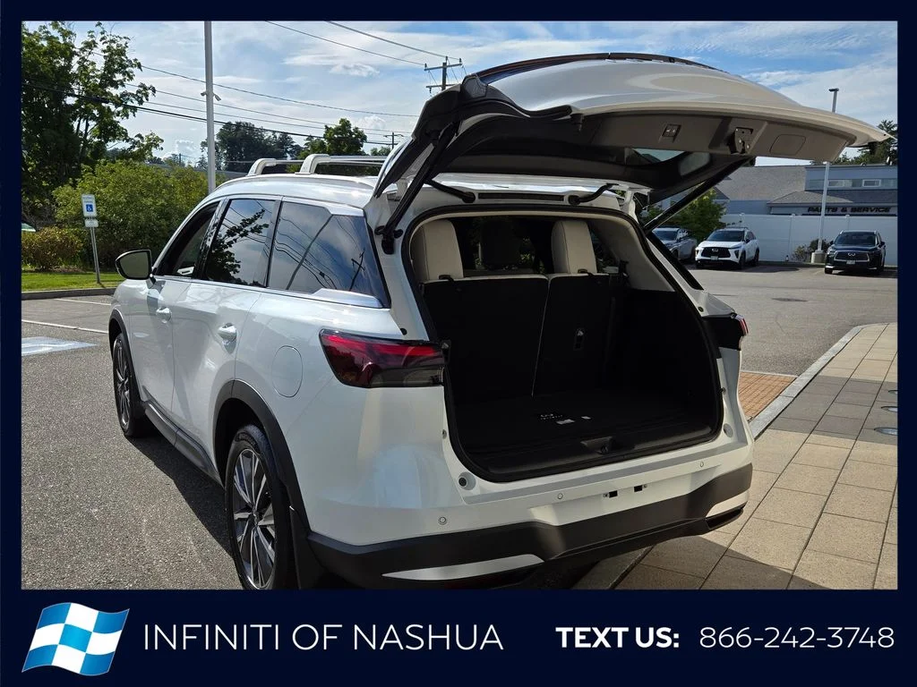 New 2027 RADIANT WHITE INFINITI Luxe AWD image 18
