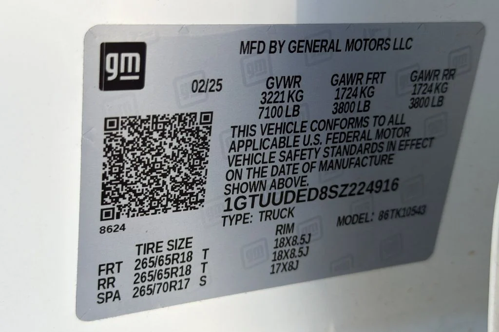 Used 2025 Summit White GMC SLT image 31