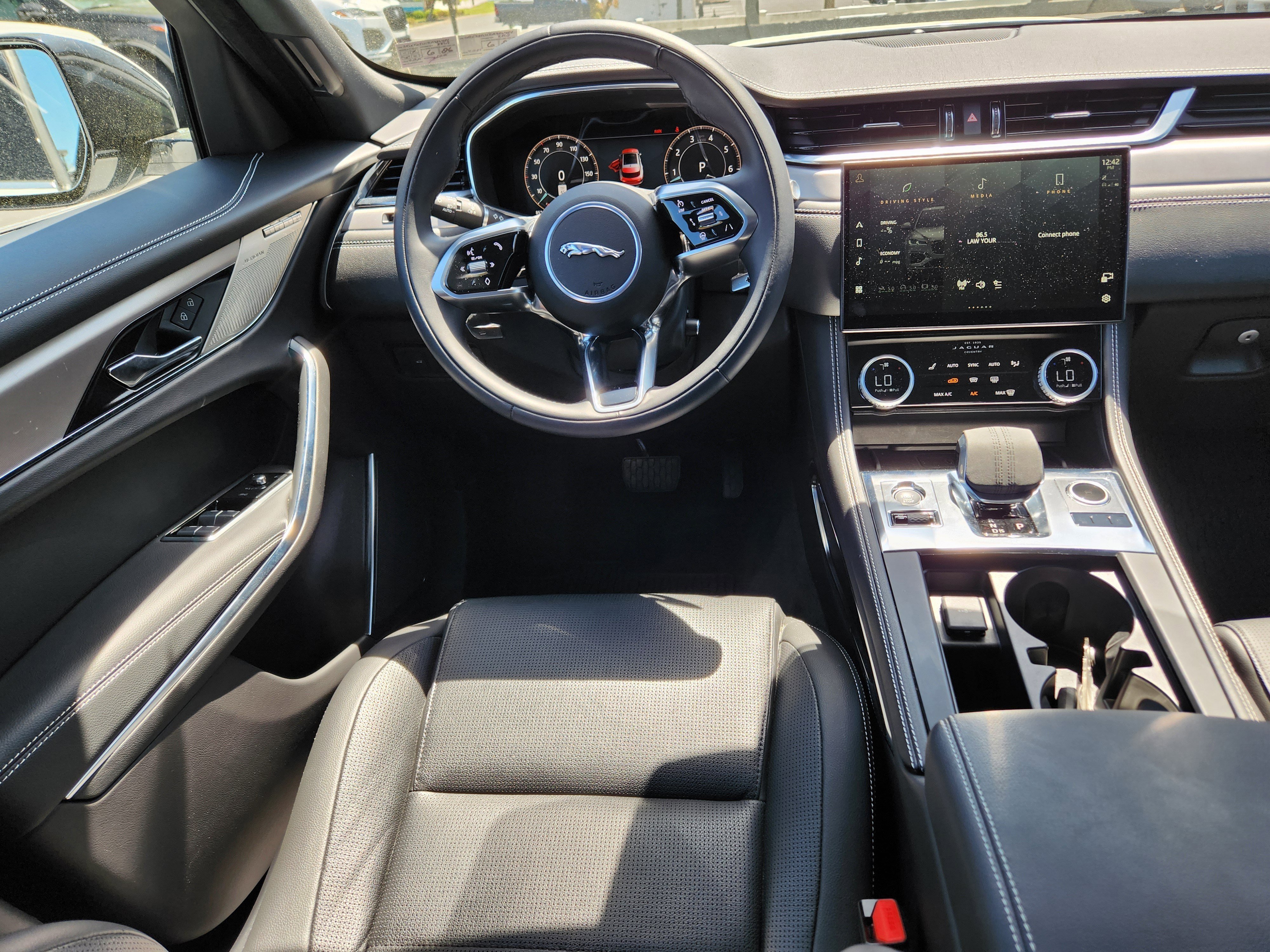 2024 Jaguar F-PACE R-Dynamic S - Photo 13