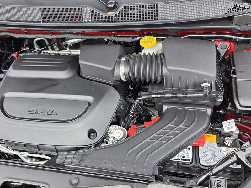 New 2027 Red Hot Pearl-Coat Exterior Paint Chrysler SELECT FWD image 23