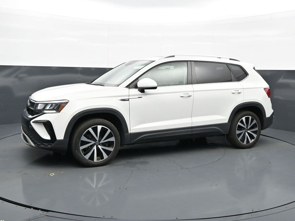 Used 2023 Pure White Volkswagen SE image 4