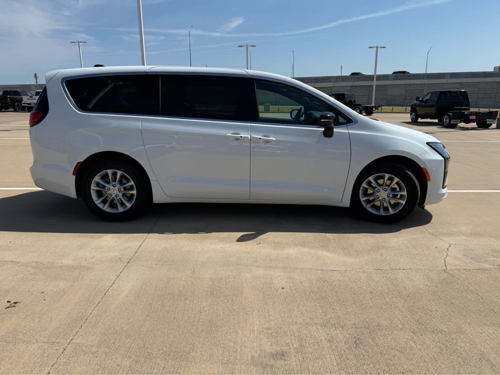 New 2027 Bright White Clearcoat Chrysler Select image 5