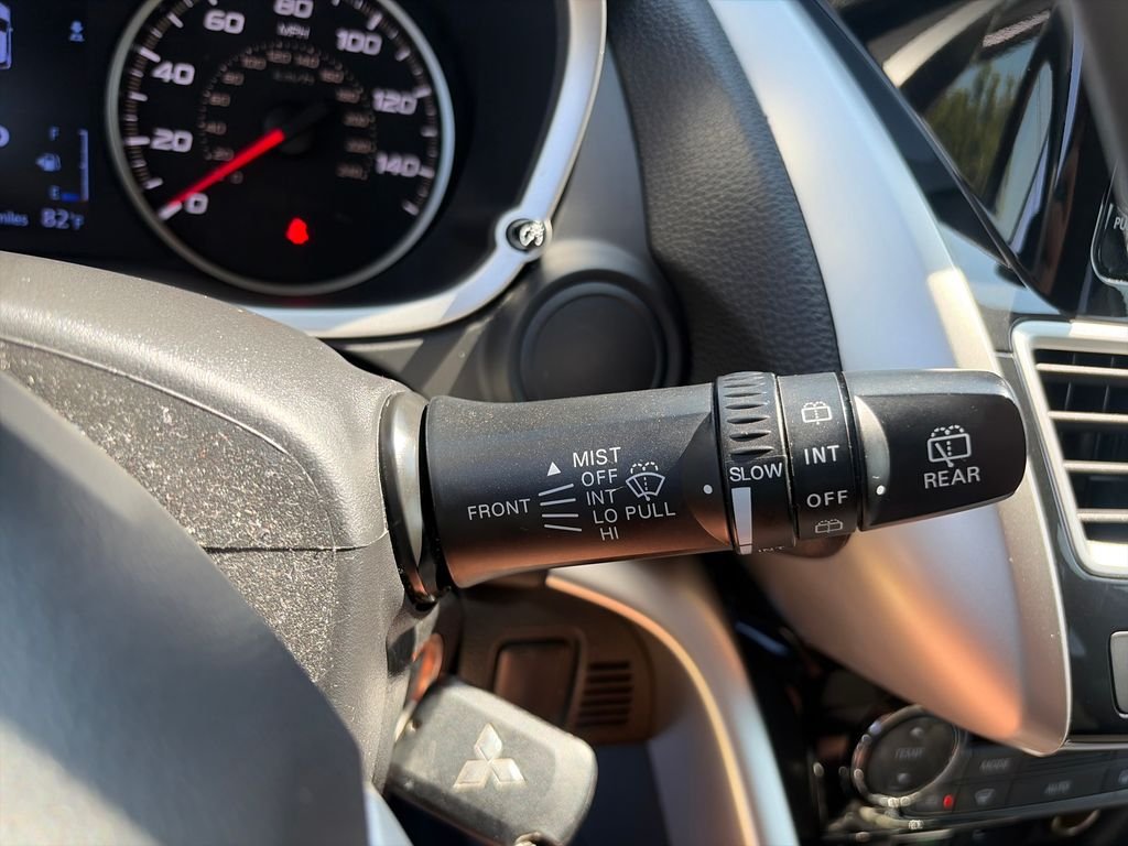 Used 2020 Silver Mitsubishi ES image 31