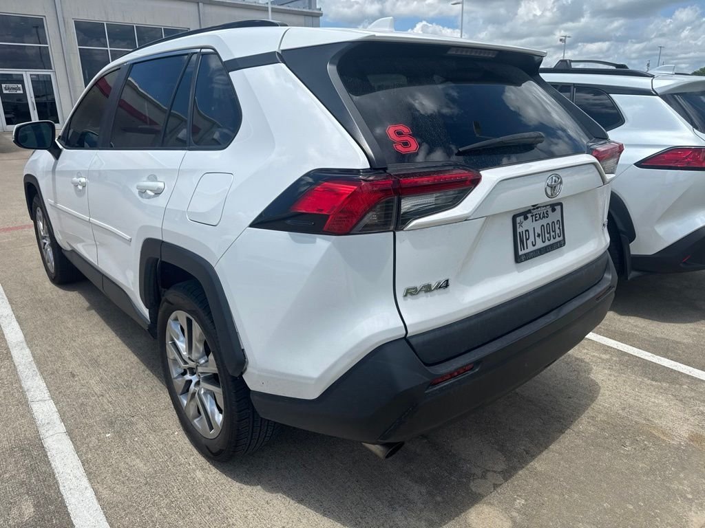 Used 2020 White Toyota XLE Premium image 8