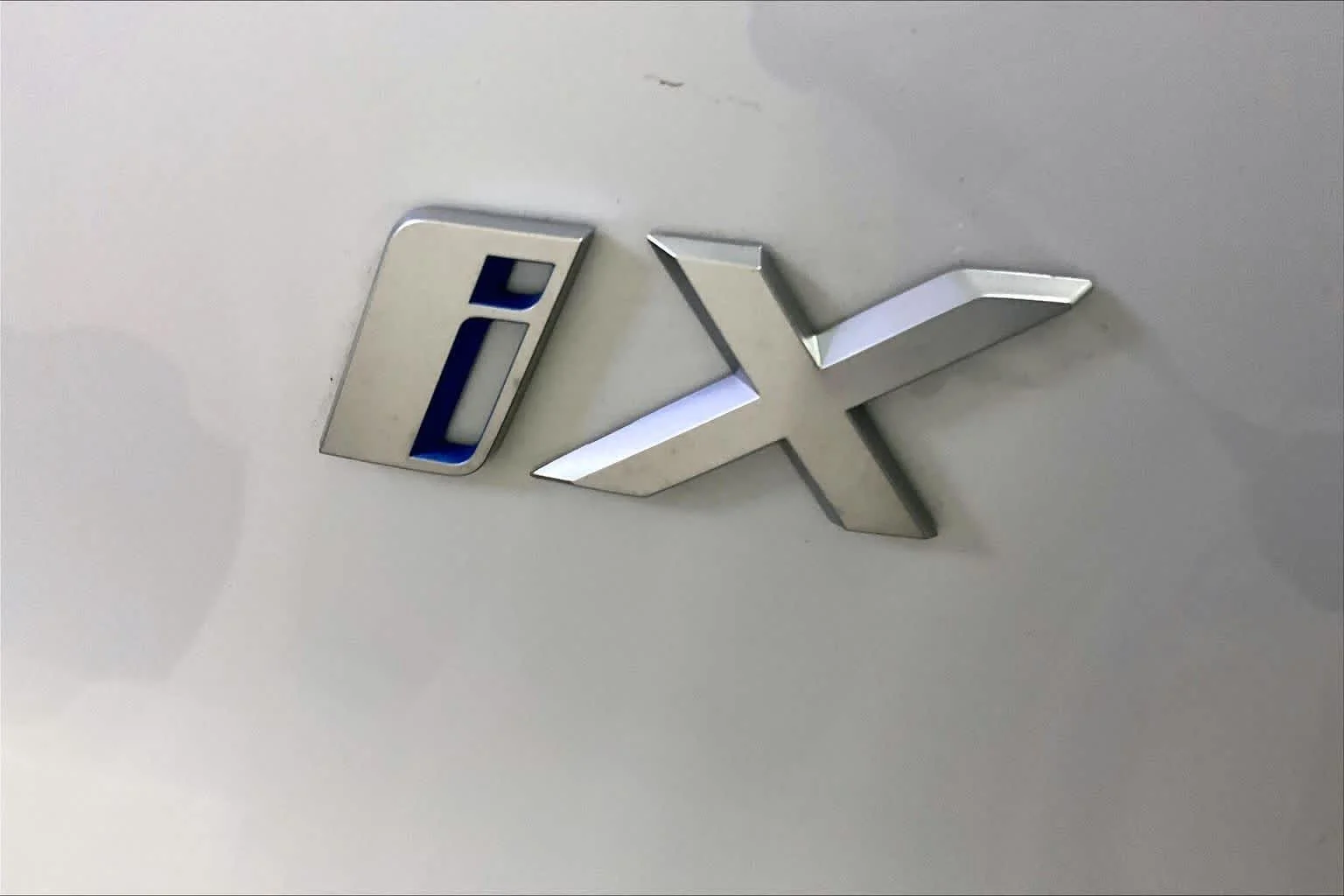 Certified Used 2025 Mineral White Metallic BMW xDrive50 image 9