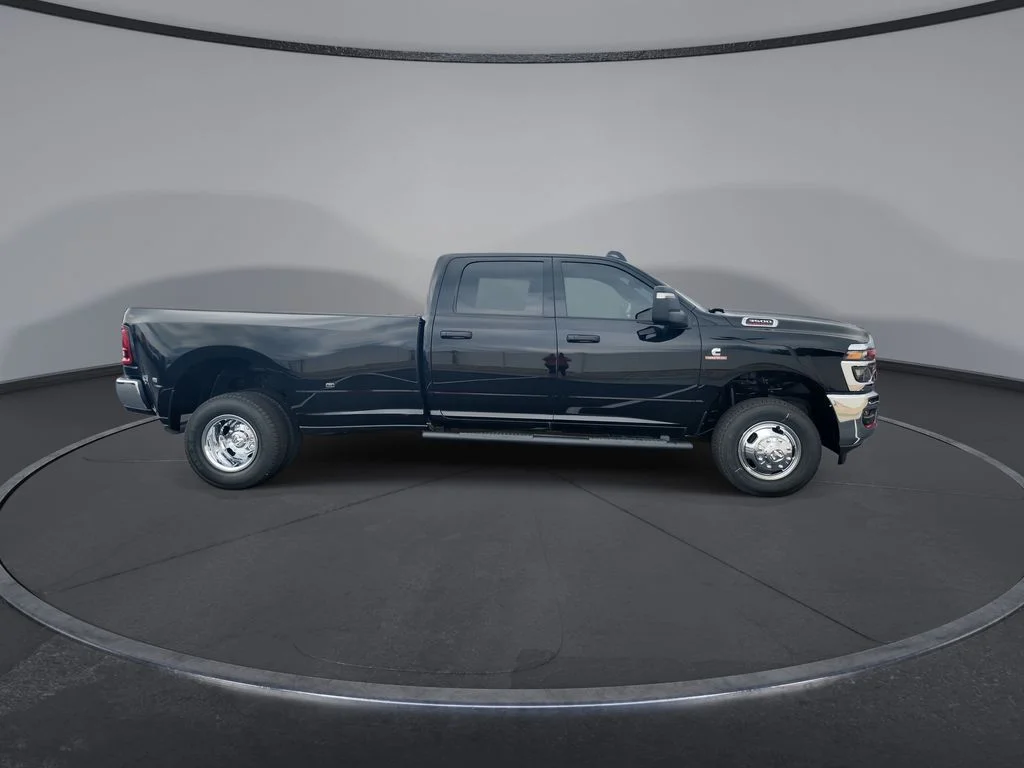 New 2026 Diamond Black Crystal Pearl-Coat Exterior Paint RAM Tradesman image 9