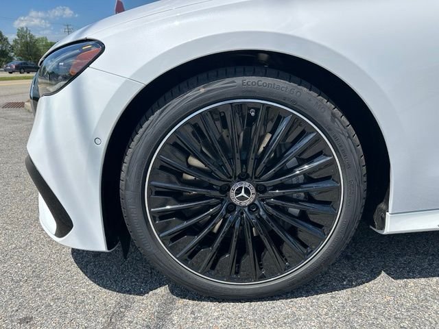 New 2026 MANUFAKTUR Moonlight White Metallic Mercedes-Benz E 450 image 9