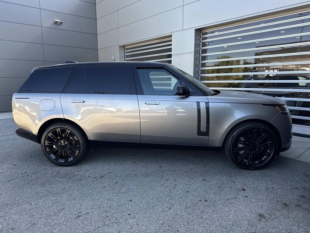 New 2026 Flux Silver Ultra Mettalic Gloss Land Rover SE image 9