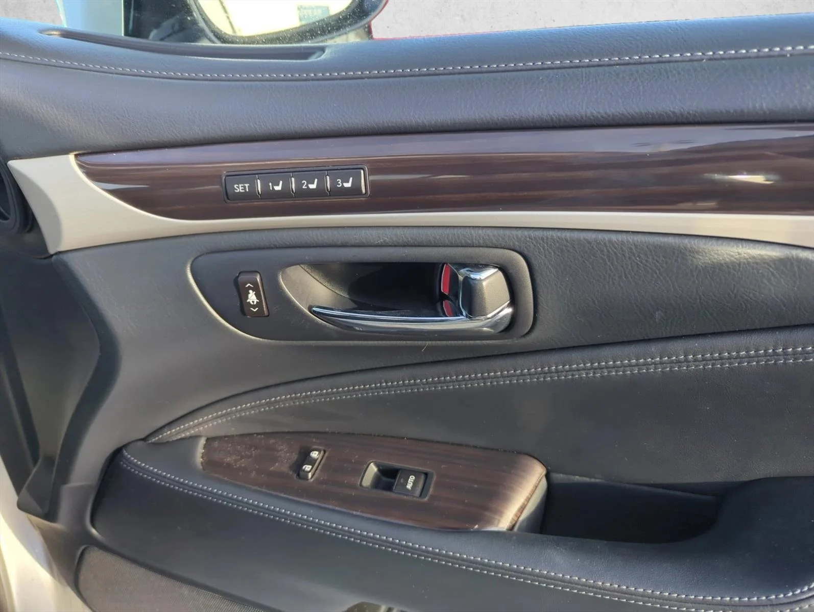Used 2014 Liquid Platinum Lexus  image 26