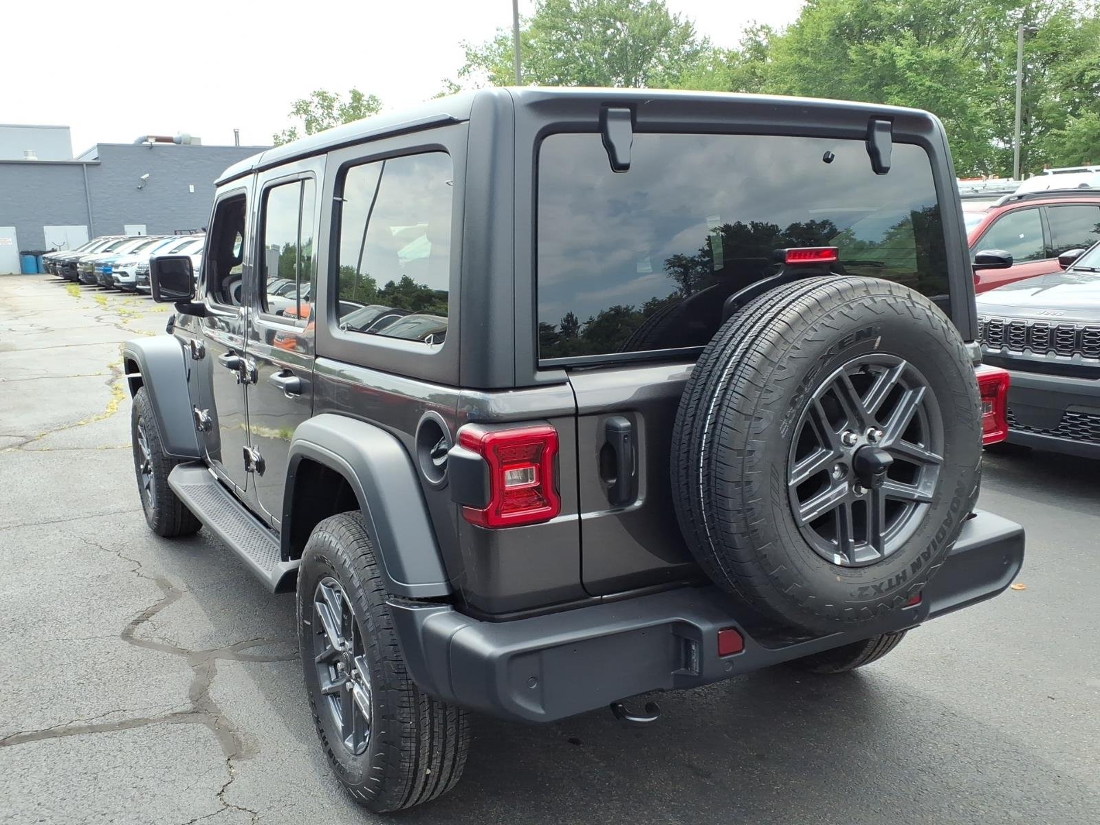 New 2026 Granite Crystal Metallic Clear-Coat Exterior Paint Jeep Sport S image 4