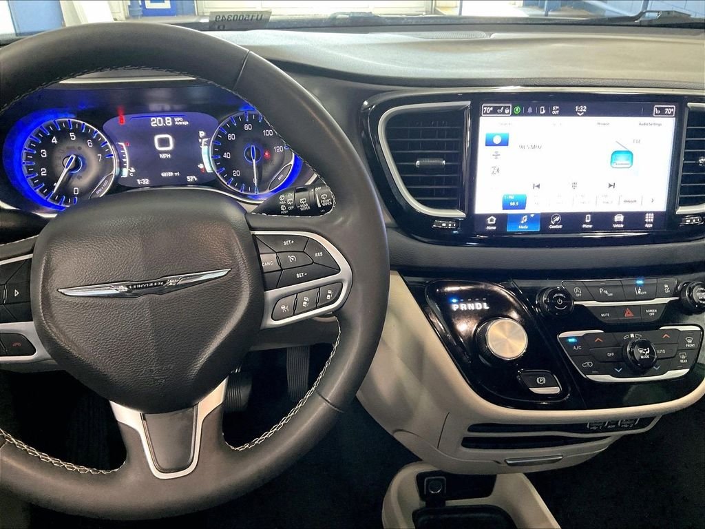Used 2023 White Chrysler Touring L image 19