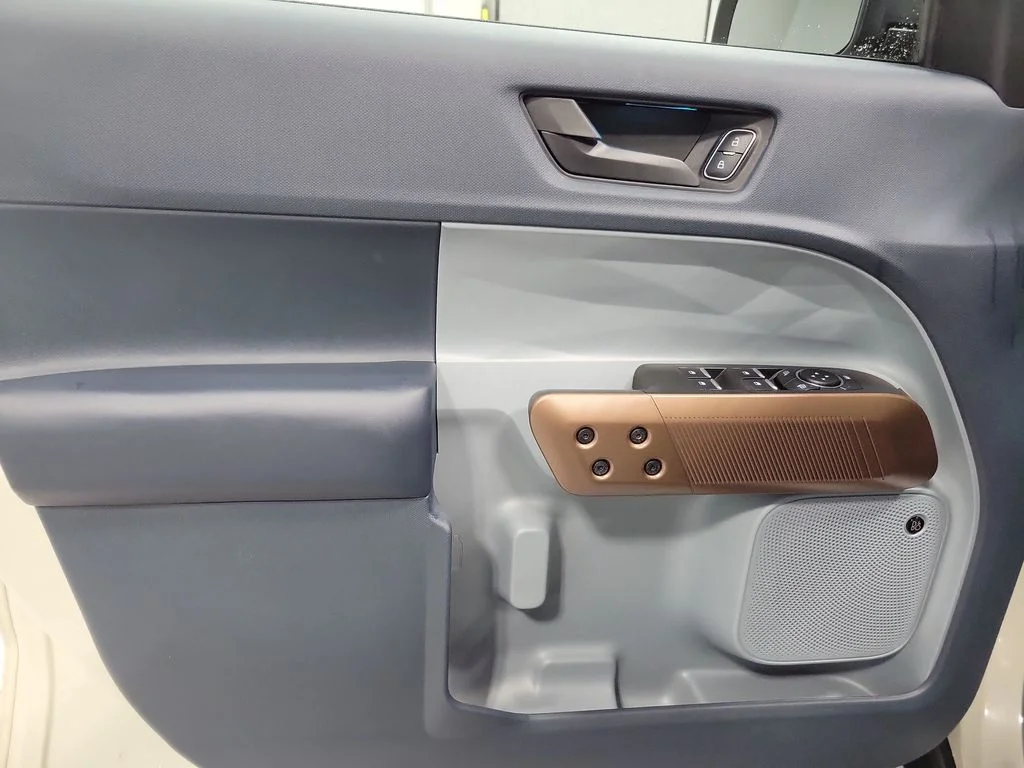 Used 2024  Ford Lariat image 33