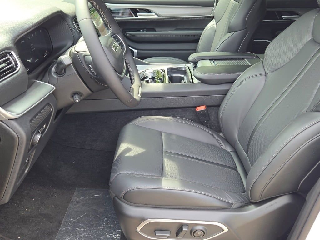 New 2026 Bright White Clear-Coat Exterior Paint Jeep Limited Altitude image 26