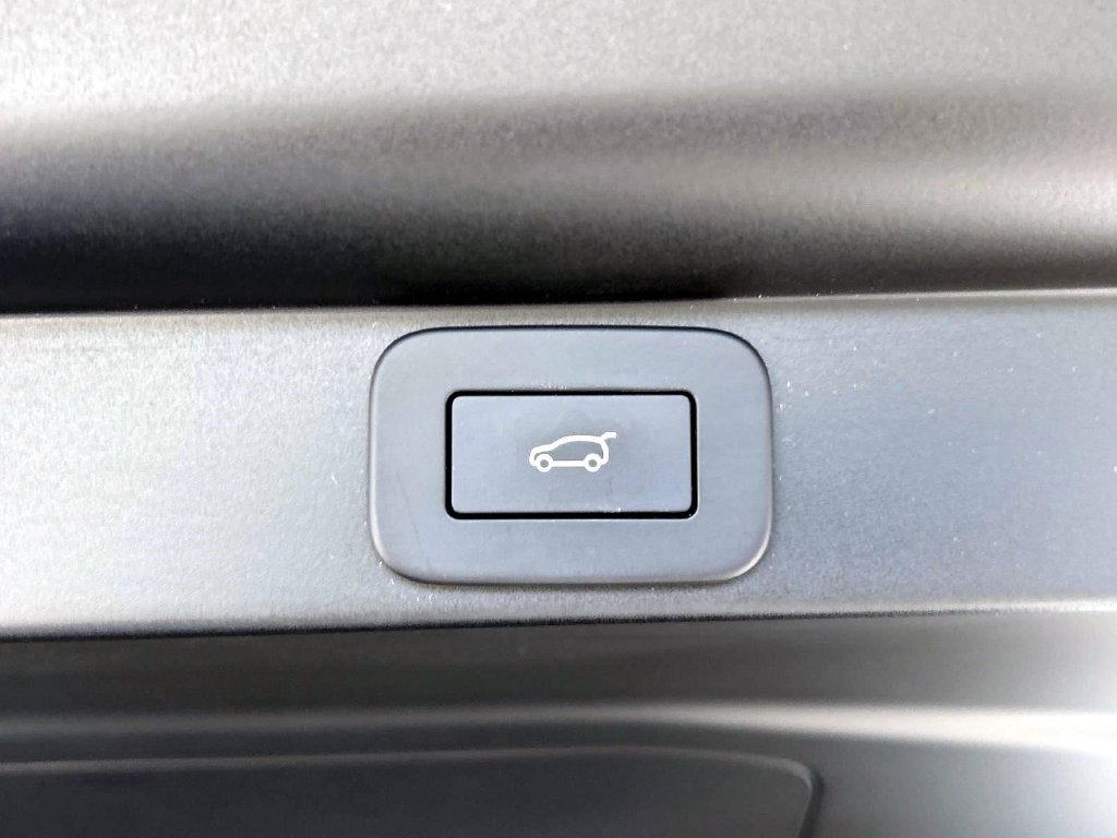 Used 2025 Silver Land Rover SE image 12