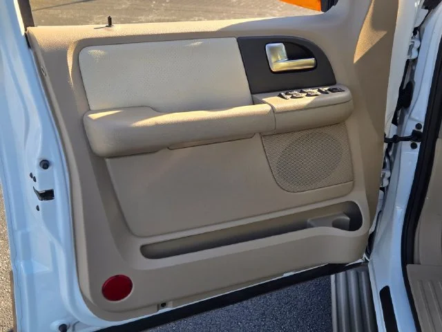 Used 2004 White Ford Eddie Bauer image 26