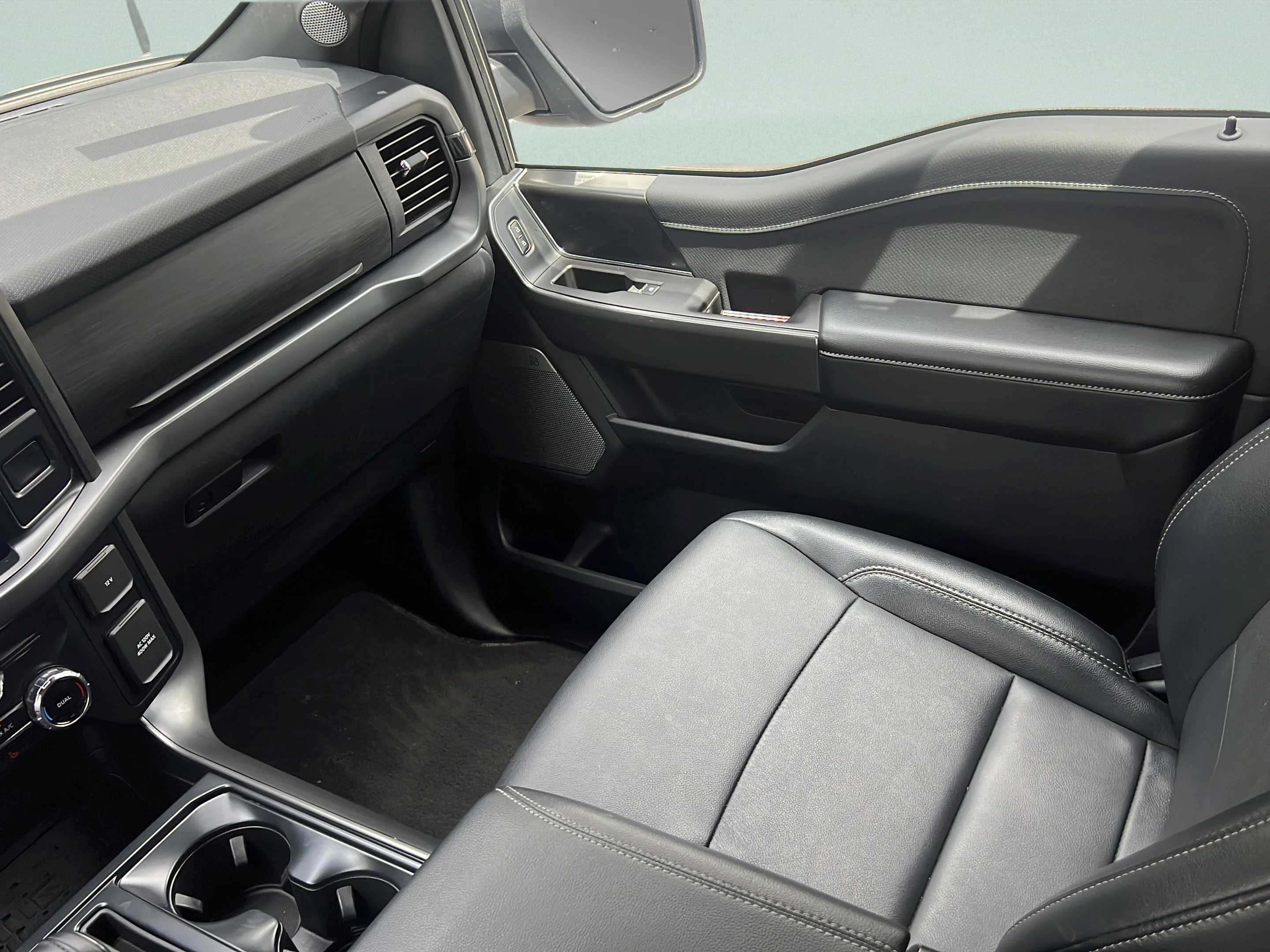 Used 2024 Agate Black Metallic Ford XLT image 15