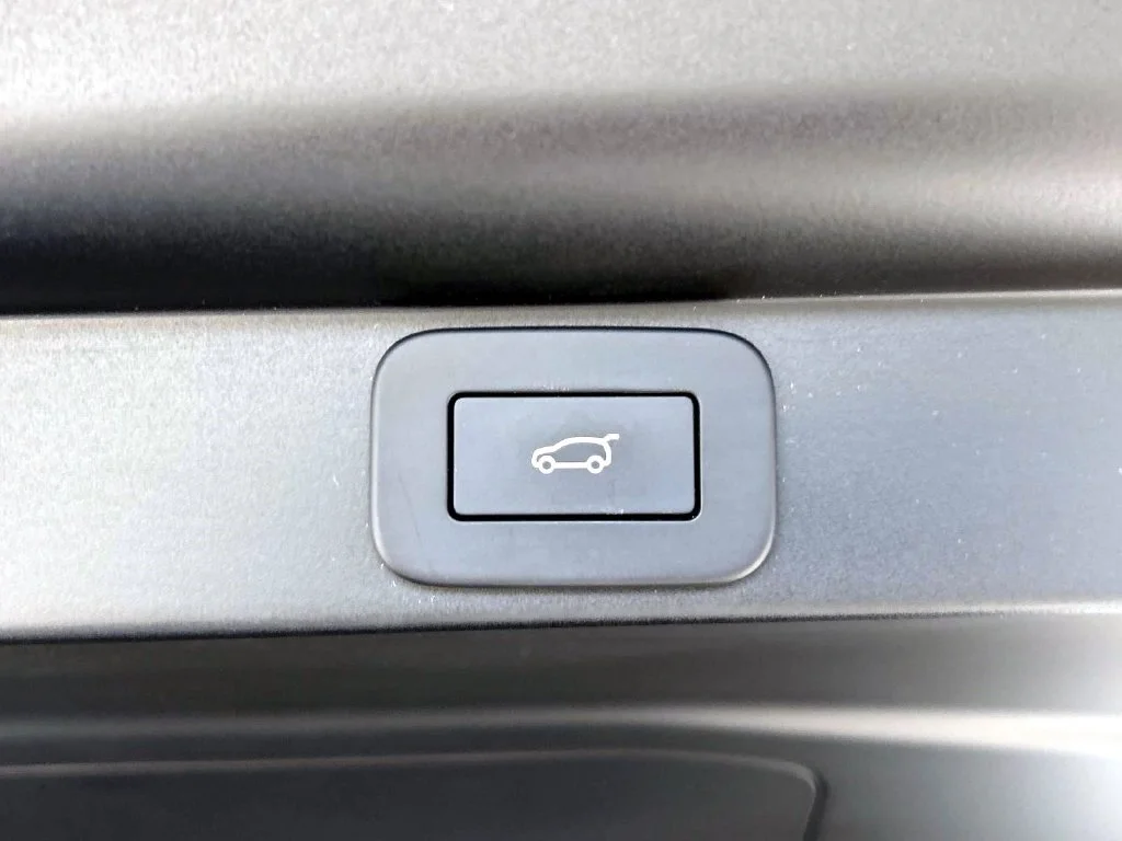 Used 2025  Land Rover SE image 12