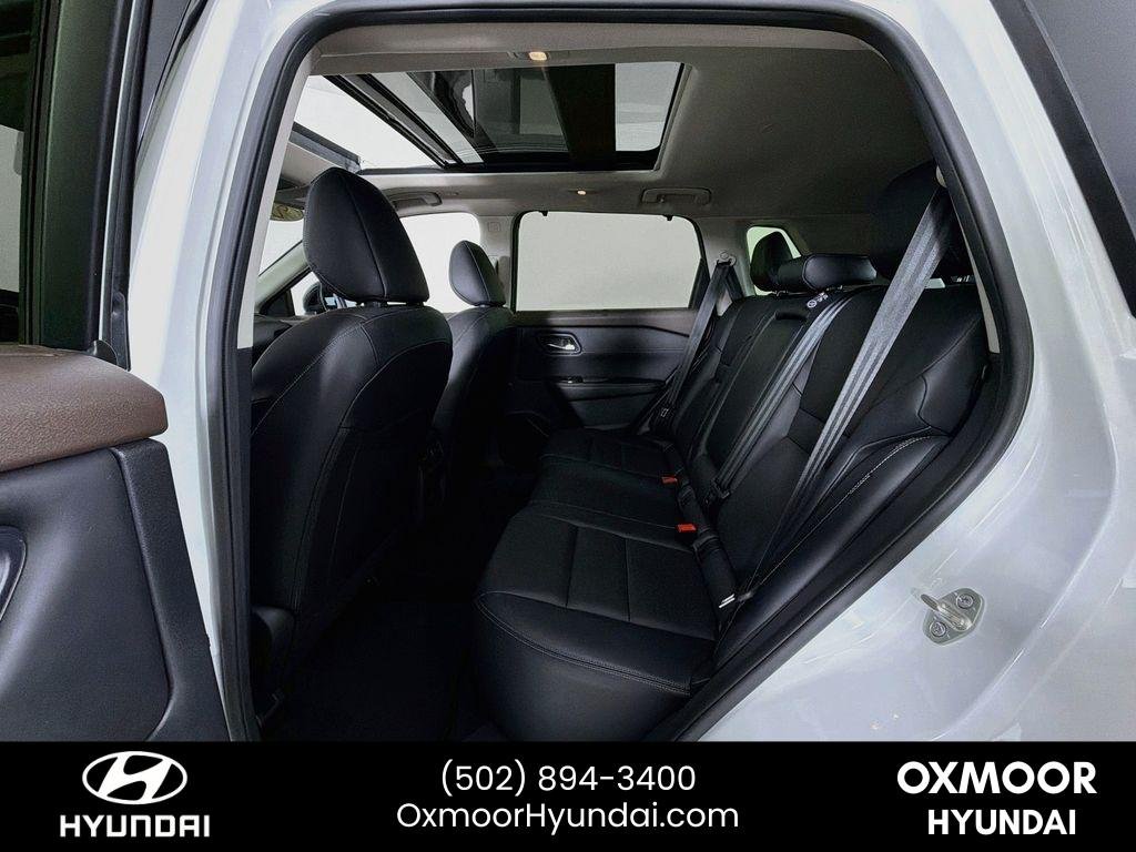Used 2023 Pearl White Tricoat/Super Black Nissan SV image 24