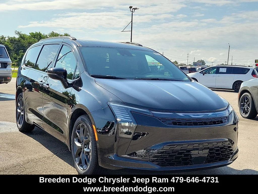 2027 Chrysler Pacifica Limited's photo