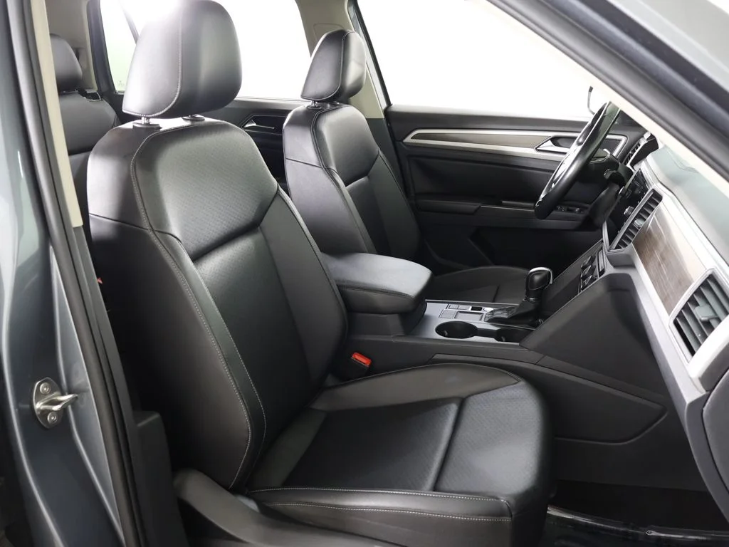 Used 2018 Platinum Gray Metallic Volkswagen 3.6L V6 SE image 31